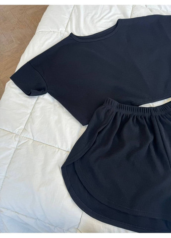 Чорна всесезон піжама жіноча в рубчик футболка та шорти вільного крою з боковими розрізами на стегнах футболка + шорти No Brand Піжама