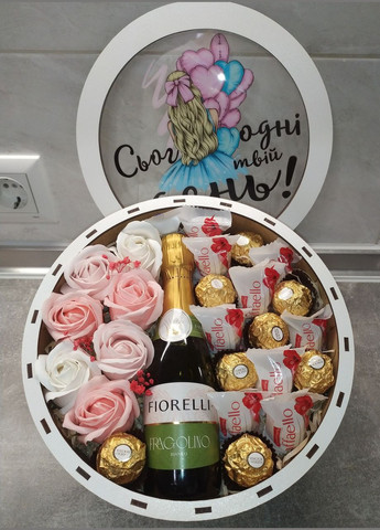 Подарунок дівчині дружині подрузі на день народження подарунковий бокс мамі доньці Ferrero (322650236)