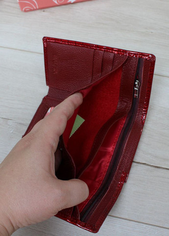 Женский бумажник-бифолд из натуральной лакированной кожи с тиснением "крокодил" Vishnya (322763798)