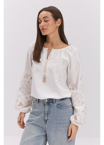 Молочна жіноча вишиванка молочна з квітами і пташками гладдю mkar35049-5 Arjen (355803838)