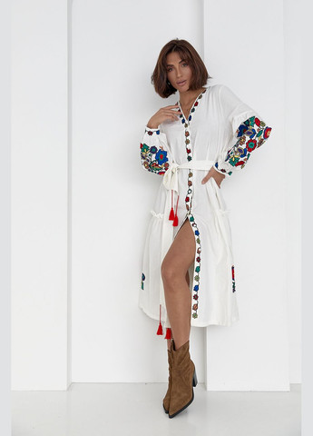 Белое праздничный, коктейльное, карнавальный, повседневный, кэжуал, вечернее платье-вышиванка с цветочной вышивкой гладью ESQ с цветочным принтом