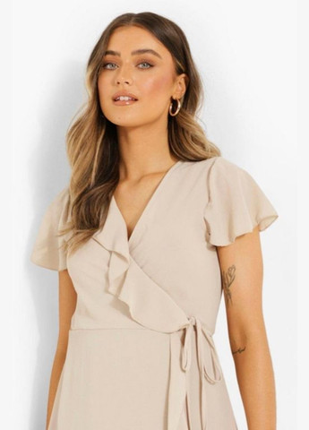 Бежевое платье женское на запах fzz20276-165-20 40/8 (s-m) бежевое а-силуэт Boohoo