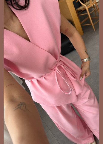 Розовый демисезонный женский костюм с жилеткой и брюками свободного кроя. Avanti