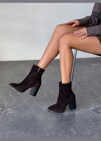 Коричневые зимняя женские стильные зимние шоколадные ботильоны на каблуке натуральная замша. No Brand