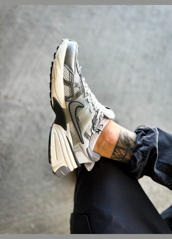 Сірі Осінні кросівки чоловічі і жіночі nike runtekk v2k summit white metalic silver | найк рантекк в2к сірі білі No Brand