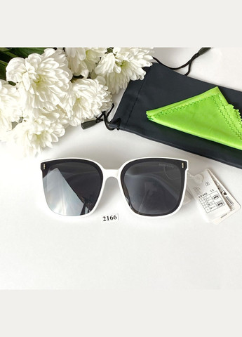 Солнцезащитные очки с чёрными линзами в белой оправе No Brand (363263474)