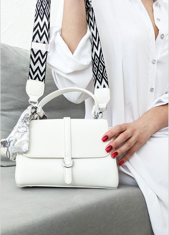 Стильная женская сумка-багет из экокожи с оригинальным декором в виде цепи и имитированного лезвия бритвы InFashion Сумка (327308725)