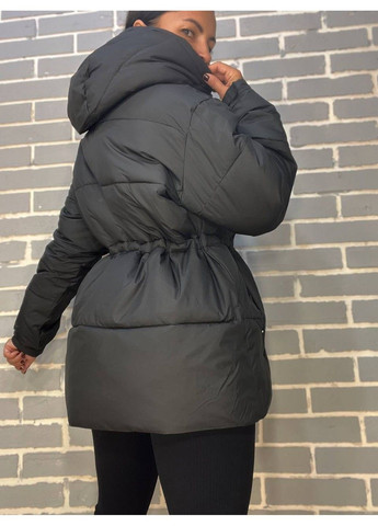 Черная демисезонная куртка женская 9020 удлиненная затяжка шнурок на талии надпись на груди Lady yep