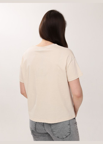 Бежевая летняя футболка женская бежевая тонкая асимметрия с надписью с коротким рукавом Whitney Вільна