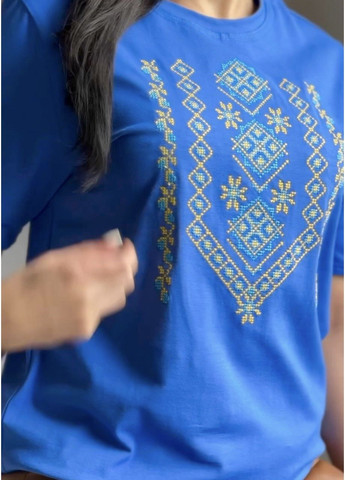 Блакитна жіноча футболка вишиванка смарагдового кольору вишита біло-блакитним хрестиком візерунок орнамент пряма стрейч кулір (354788243)