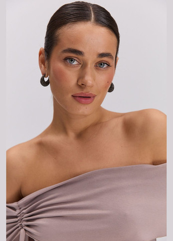 Женский лонгслив цвета мокко с открытыми плечами и воланом вверху Arjen (324392535)