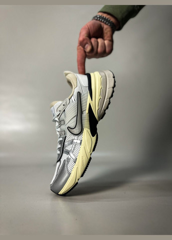 Білі Осінні кросівки чоловічі і жіночі nike v2k runtekk grey beige | найк в2к рантекк сірі бежеві No Brand