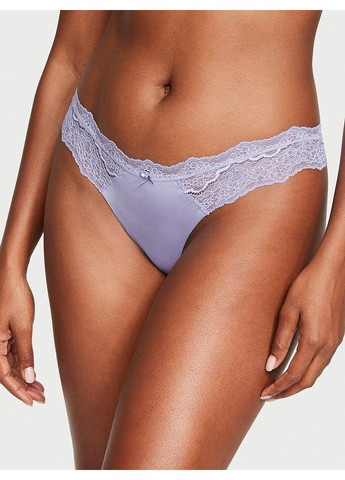 Трусики-стрінги жіночі люксові з мереживом Lace-Trim Thong Panty бузкові Victoria's Secret (316551384)