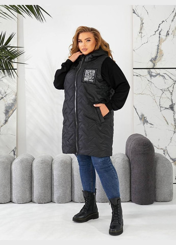 Жіноча подовжена жилетка батал чорна, пряма, з капюшоном і кишенями на блискавці Viki Жилет (316111599)