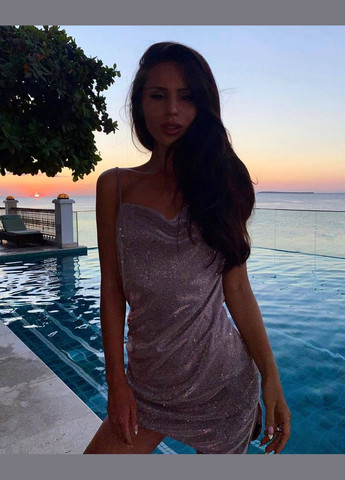 Фиолетовое короткое новогоднее платье из блестящей ткани люрекс фиолетового цвета – яркий и стильный выбор для праздничного образа No Brand