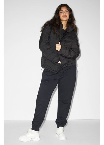 Черная демисезонная стеганая куртка C&A