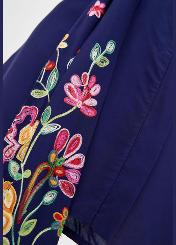 Темно-синя пляжна короткий пляжний халат синього кольору із квітковою вишивкою на рукавах. ORA з квітковим принтом