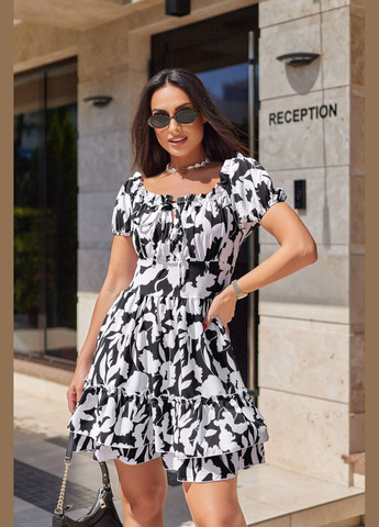 Черное красивое лёгкое летнее платье в цветочном принте (чорный) с открытыми плечами и декольте, приятное к телу короткое платье No Brand с цветочным принтом