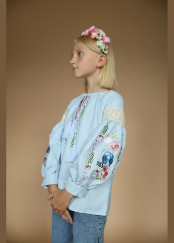 Блакитна сучасна сорочка вишиванка для дівчинки блакитна троянди (341327476)