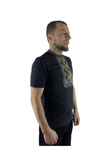 Чорна чоловіча вишита футболка вишиванка чорна з синьо-жовтим орнаментом НоКо візерунок орнамент вільна, пряма бавовна, еластан (314510374)