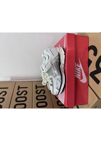 КРОСІВКИ ЖІНОЧІ NIKE VOMERO 5 PHOTON DUST METALLIC НАЙК ВОМЕРО РОАМ 5 No Brand комбіновані демісезони (369389011)