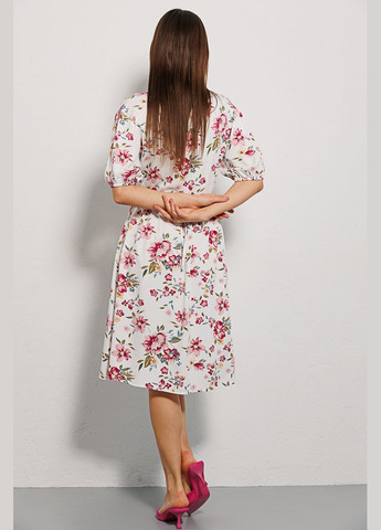 Молочное летнее платье на запах светло-бежевое с цветочным узором Arjen
