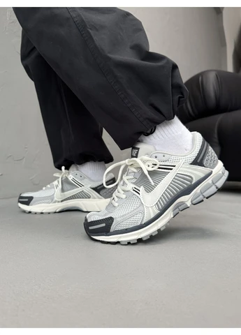 Серые демисезонные кроссовки мужские nike zoom vomero 5 grey найк зум вомеро 5 серые No Brand