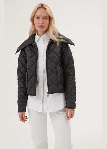 Чорна демісезонна куртка стьобана з відстібним коміром Twice