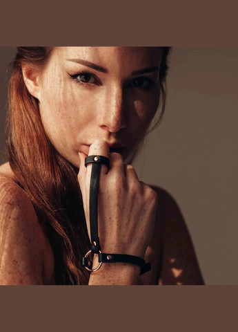 Пара браслетів на зап'ясті та палець Indiscrets MAZE Hand Bracelet Harness Brown, екошкіра Bijoux (334709698)