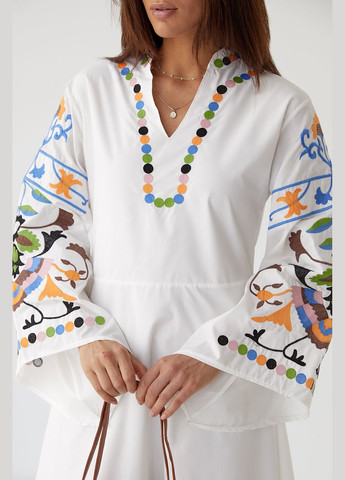 Белое женское платье меди с яркой вышивкой ESQ