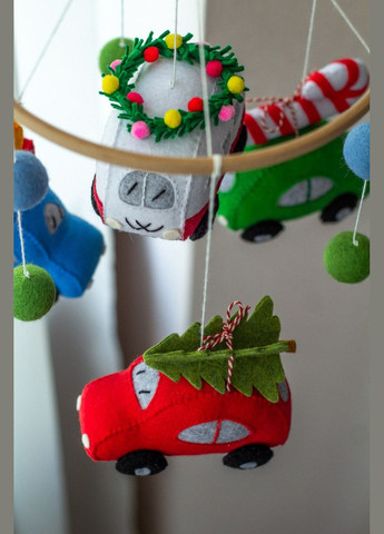 Дитячий музичний мобіль на ліжечко для немовлят WooolyWool «Святкові машинки» з 35 мелодіями No Brand (342758033)