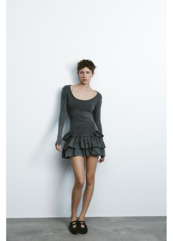 Серое вареное платье с воланами Zara