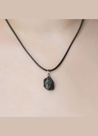 натуральный камень необработанный Турмалин Шерл с вкраплениями 28мм+- на шнуре L-45-50см (цена за 1шт) No Brand Кулон (324836255)