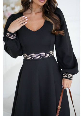 Черное праздничный, вечернее женское платье меди с вышивкой на талии MonCher