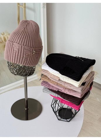 Вязаная женская шапка из английской резинки с декоративной шпилькой с невысокой лопаткой. Шоколадный No Brand (362146339)