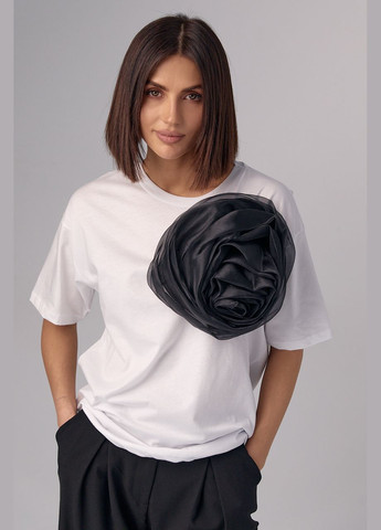 Белая летняя женская футболка с крупным объемным цветком Lurex