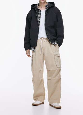 Бежевые джинсовые демисезонные брюки H&M
