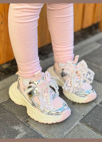 Світло-рожеві блискучі кросівки з намистом та бантиками No Brand