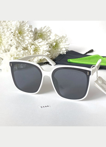 Солнцезащитные очки с чёрными линзами в белой оправе No Brand (363263474)