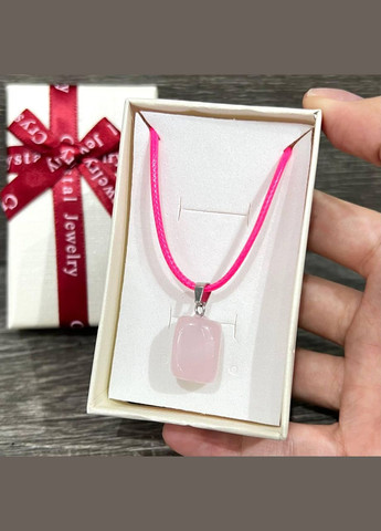 Підвіска з натуральним каменем Рожевий кварц у формі "міні блок" на кольоровому шнурку у подарунковій коробочці No Brand (331291753)
