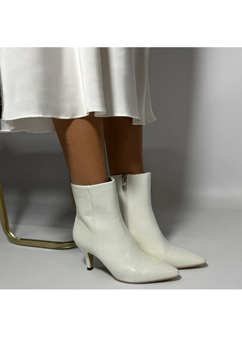 Белые демисезонная свадебные ботильоны, сапожки с тиснением на коже (рептилия) с ремешком жемчуга 7см, цвет белый, зим-0001-2-35-22,5см No Brand