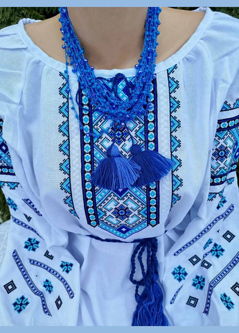 Синя вишиванка жіноча "квітковий орнамент синій" на білому натуральному домотканому полотні Прикарпатські Вишиванки візерунок геометричний пряма бавовна (323167459)