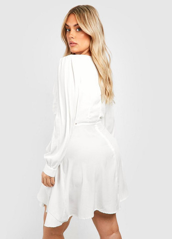 Білий повсякденний сукня Boohoo однотонна