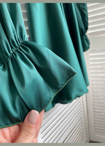 Зеленое праздничный, откровенный, коктейльное, вечернее изысканное платье-мини на запах из премиального шелка с открытой спиной, на запах No Brand однотонное