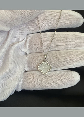 Підвіска біла Конюшина з ланцюжком срібного кольору 33459 No Brand (348779807)