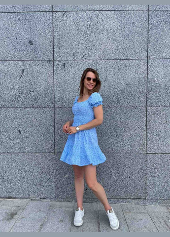 Голубое красивое короткое платье с коротким рукавом и открытым декольте в цветочном принте,голубое летнее плать из софта No Brand