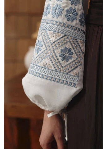 Біла жіноча вишита сорочка «співанка» (білий льон, блакитна вишивка хрестиком) MOTYV візерунок квітковий льон (398224364)