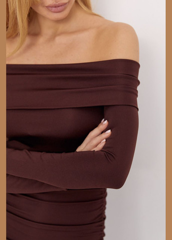 Коричнева вечірня силуетна сукня з драпіруванням і відкритими плечима - чорний Lurex