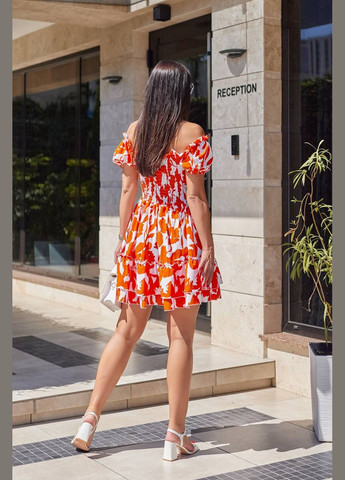 Оранжевое красивое лёгкое летнее платье в цветочном принте (оранжевый) с открытыми плечами и декольте, приятное к телу короткое платье No Brand с цветочным принтом