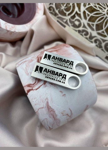 Флеш накопичувач металевий сріблястий 32 Gb з лазерним гравіюванням Konik (338379417)